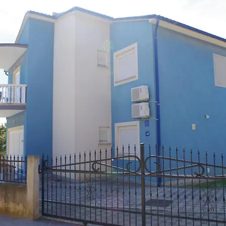 House Kazali, Prázdninový dům