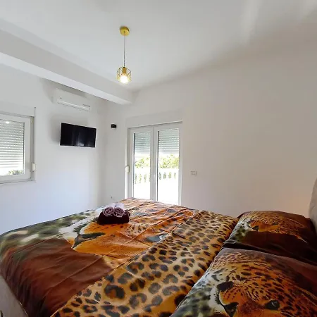 House Kazali, Prázdninový dům