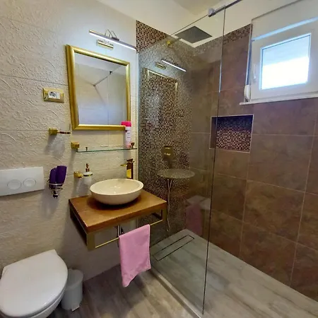 House Kazali, *