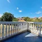 House Kazali, Dom wakacyjny *