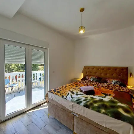 House Kazali, *